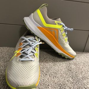 Nike React Pegasus Trail 4 Light Iron Ore Volt DJ6158-002 Men’s US Size 9.5